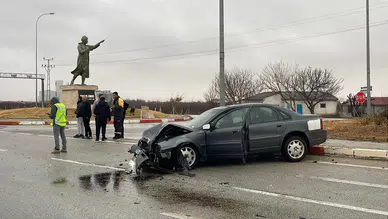 İki otomobil çarpıştı, sürücüler bahçeye savruldu!