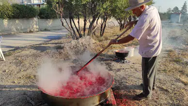 Kışa Hazırlık: Konya'da Salça Kaynatma Geleneği Sürdürülüyor