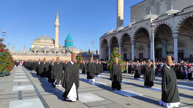 Konya Mevlana Meydanı’nda 99 semazen 99 neyzen büyüledi