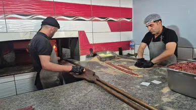 Konyalı usta 300 derecelik fırının başında yıllara meydan okuyor!