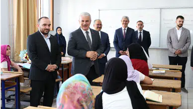 Konya Valisi Akın’dan öğrencilere sürpriz ziyaret! Tek tek sınıflara girdi