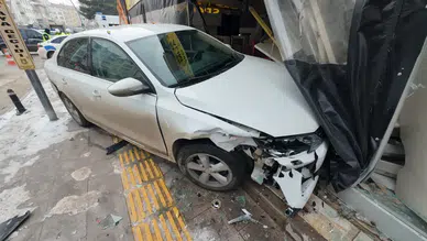 Kavşakta çarpıştılar, dükkâna girdiler: 3 yaralı