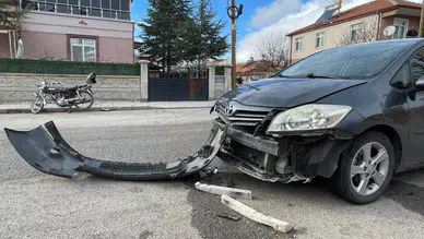 Karaman'da otomobil ile çarpışan motosikletçi hastaneye kaldırıldı