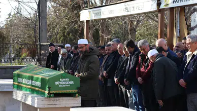 AK Partili Coşkun Er, babasını toprağa verdi