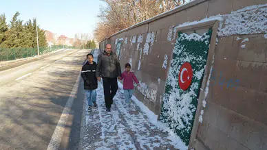 Aksaray’da duygulandıran anlar! Minik Zeynep’in bayrak sevgisi gönülleri ısıttı