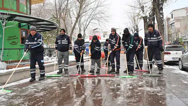 Aksaray Belediyesi’nden buzlanmaya karşı yoğun mesai