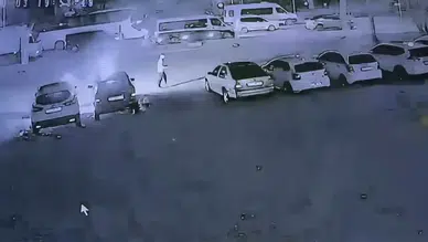 6 aracı ateşe verdi! Galerideki araçlar ateşe verildi