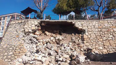 Karaman'ı sağanak vurdu, seyir terasının duvarı yerle bir oldu