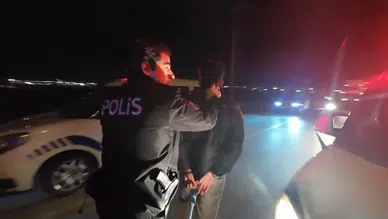 Karaman’da 2 polis aracına çarpan alkollü sürücü yakalandı