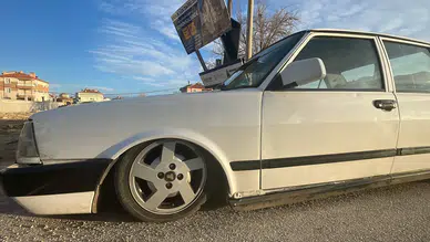 Karaman’da uygulama noktasında ilginç anlar: Basık araç çekiciye zor yüklendi