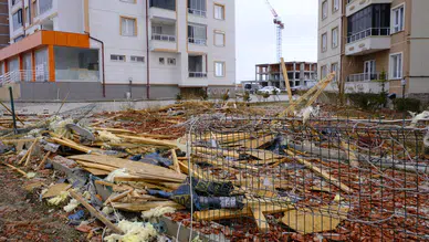 Fırtına apartman çatısını kopardı, yönetici son anda kurtuldu