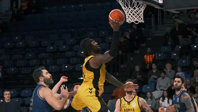 Konya Büyükşehir evinde galibiyet için parkede