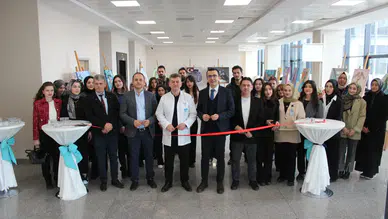 Tıbbın insani yönü tuvale yansıdı: NEÜ Tıp Fakültesi sergisine yoğun ilgi