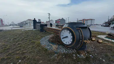 Karaman’da fırtına hayatı felç etti: Kamyonetler devrildi, çatılar uçtu