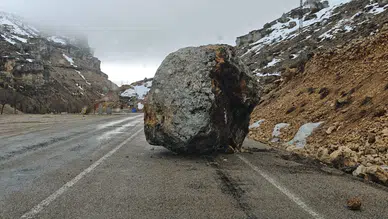 Karaman-Konya yolunda tehlike! Dev kaya trafiği durdurdu