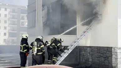 Aksaray’da şarj cihazı patladı! 16 kişi dumandan etkilendi