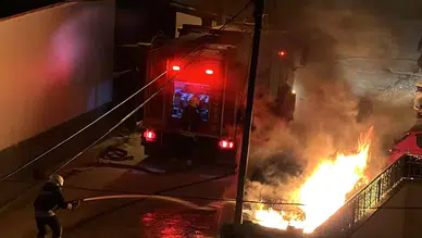Panik yaşandı! Konya’da park halindeki otomobil alev aldı