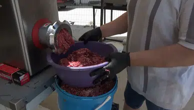 Aksaray’da sokakta et çektiren yandı! Ceza 50 bin lirayı buluyor