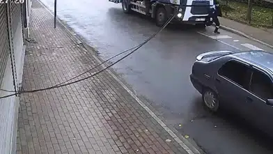 Belediye işçisinin hayatını kaybettiği korkunç kaza kamerada