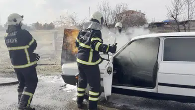 Alevler arasında kalan araç kullanılamaz hale geldi