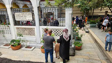 Türbede şifa arayışı! Konya'da Şeyh Sadrettin Konevi Türbesi’nde Cuma yoğunluğu