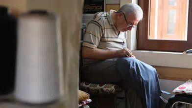 Konya’da son ustalardan biri! Fabrikaların yapamadığını iğneyle yapıyor