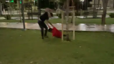 Aksaray'da parkta dehşet! Arkadaşını yere yatırıp defalarca yumrukladı