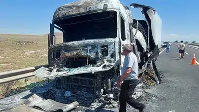Konya’da sebze yüklü tır alevlere teslim oldu