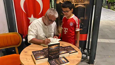 Konya'da bu kitaba yoğun ilgi! İmza gününde uzun kuyruklar oluştu