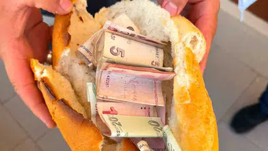 Konya'da ekipleri şaşırtan olay! Paralar ekmeğin içinden çıktı