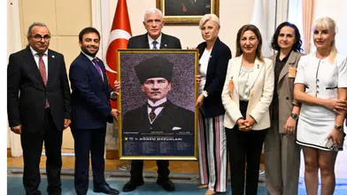 Konya'dan Müsavat Dervişoğlu'na hediye! 3 bin fotoğrafla Atatürk portresi hazırlandı