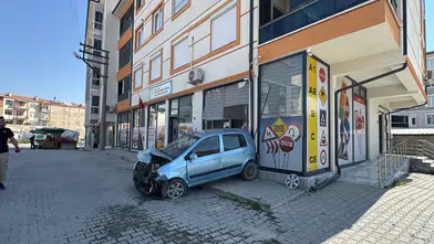 Konya'da kontrolden çıkan otomobil dehşet saçtı! İş yerine girdi