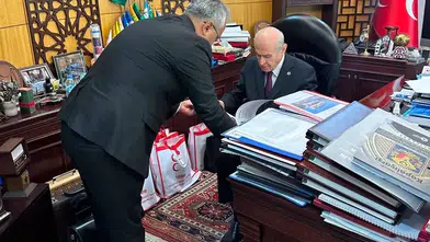 Konya’nın yeni başkanı Devlet Bahçeli ile poz verdi