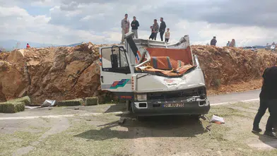 Karaman’da feci kaza! Yonca balyası yüklü kamyonet devrildi, 1 ölü