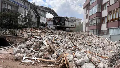 Konya'da kentsel dönüşüm kapsamında bir apartman daha yıkıldı