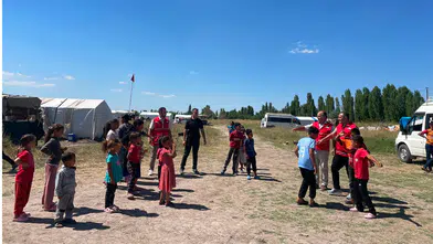 Konya'da yürek ısıtan ziyaret! Mevsimlik tarım işçilerinin çocukları sevindirildi