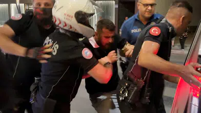 Aksaray’da 20 kişi birbirine girdi! Gözaltına alınırken şarkı söyleyip oynadı