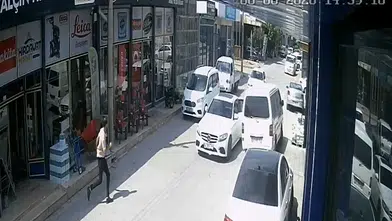 Konya'da film gibi soygun! Kamyonetin camını kırıp 1 milyonluk çantayı çaldılar
