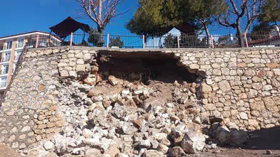 Karaman'ı sağanak vurdu, seyir terasının duvarı yerle bir oldu