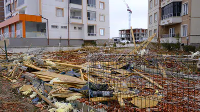 Fırtına apartman çatısını kopardı, yönetici son anda kurtuldu