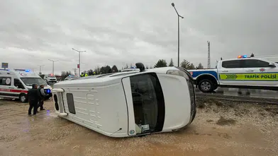 Karaman’da yağışlı yolda okul servisi şarampole devrildi