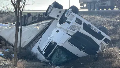 Konya’da tır şarampole uçtu, 2 yaralı
