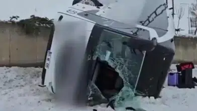 Yolcu otobüsü devrildi! Çok sayıda yaralı var