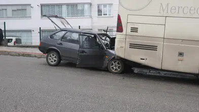 Konya’da kontrolden çıkan araç otobüse çarptı