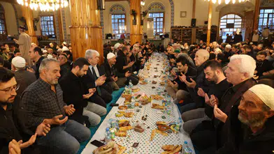 Konya Valisi Akın, iftarını camide açtı