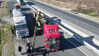 Konya yolunda yolcu indiren minibüse tır çarptı! 11 yaralı