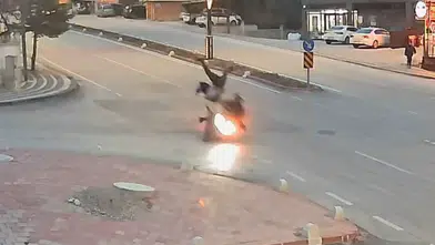 Karaman’da korkutan kaza: Motosiklet yayaya böyle çarptı
