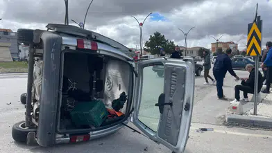 Karaman’da otomobil ile ticari araç çarpıştı