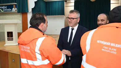 Başkan Ustaoğlu sahaya indi: Tüm personelle tek tek bayramlaştı