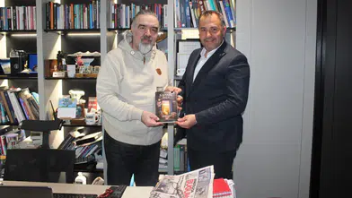 Yazar Mehmet Mert, ilk kitabını Erhan Dargeçit'e hediye etti